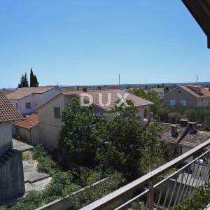 POLAČA, KAKMA - Prostrana kuća s tri stana u mirnom okruženju