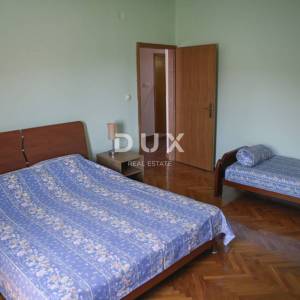 POLAČA, KAKMA - Prostrana kuća s tri stana u mirnom okruženju