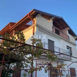 POLAČA, KAKMA - Prostrana kuća s tri stana u mirnom okruženju