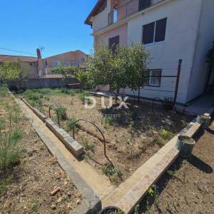 POLAČA, KAKMA - Prostrana kuća s tri stana u mirnom okruženju