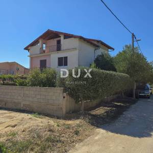 POLAČA, KAKMA - Prostrana kuća s tri stana u mirnom okruženju