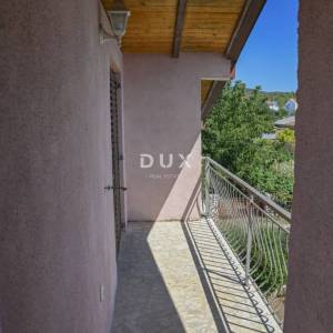 POLAČA, KAKMA - Prostrana kuća s tri stana u mirnom okruženju