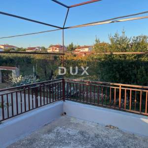 POLAČA, KAKMA - Prostrana kuća s tri stana u mirnom okruženju