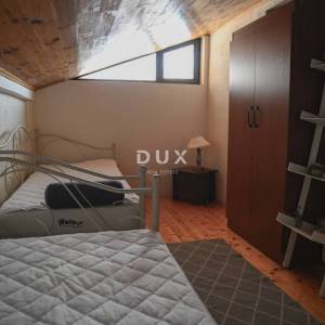 POLAČA, KAKMA - Prostrana kuća s tri stana u mirnom okruženju