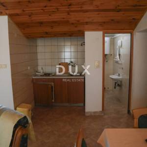 POLAČA, KAKMA - Prostrana kuća s tri stana u mirnom okruženju