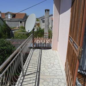 POLAČA, KAKMA - Prostrana kuća s tri stana u mirnom okruženju