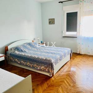 POLAČA, KAKMA - Prostrana kuća s tri stana u mirnom okruženju