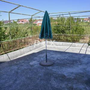 POLAČA, KAKMA - Prostrana kuća s tri stana u mirnom okruženju