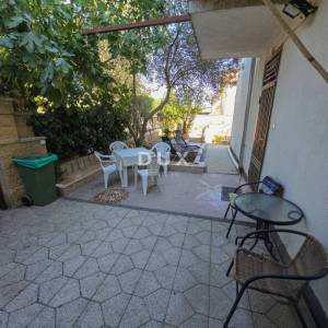 POLAČA, KAKMA - Prostrana kuća s tri stana u mirnom okruženju