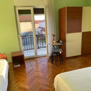 POLAČA, KAKMA - Prostrana kuća s tri stana u mirnom okruženju