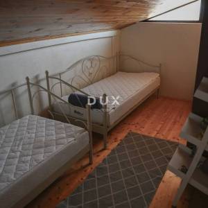 POLAČA, KAKMA - Prostrana kuća s tri stana u mirnom okruženju