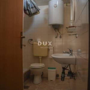 POLAČA, KAKMA - Prostrana kuća s tri stana u mirnom okruženju