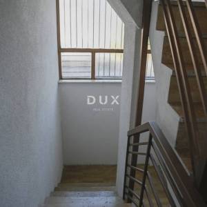 POLAČA, KAKMA - Prostrana kuća s tri stana u mirnom okruženju