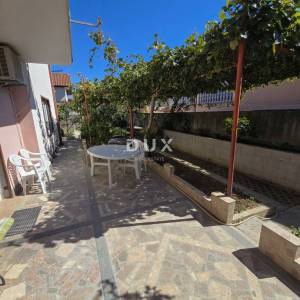 POLAČA, KAKMA - Prostrana kuća s tri stana u mirnom okruženju