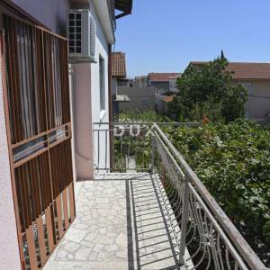 POLAČA, KAKMA - Prostrana kuća s tri stana u mirnom okruženju