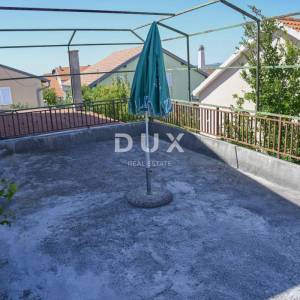 POLAČA, KAKMA - Prostrana kuća s tri stana u mirnom okruženju