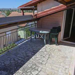 POLAČA, KAKMA - Prostrana kuća s tri stana u mirnom okruženju