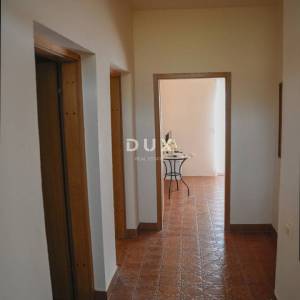 POLAČA, KAKMA - Prostrana kuća s tri stana u mirnom okruženju