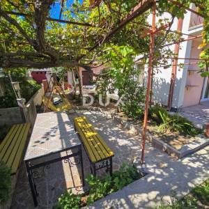 POLAČA, KAKMA - Prostrana kuća s tri stana u mirnom okruženju