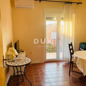 POLAČA, KAKMA - Prostrana kuća s tri stana u mirnom okruženju