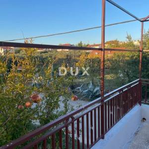 POLAČA, KAKMA - Prostrana kuća s tri stana u mirnom okruženju