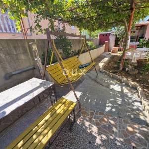 POLAČA, KAKMA - Prostrana kuća s tri stana u mirnom okruženju