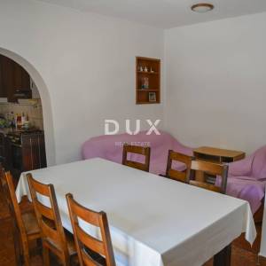 POLAČA, KAKMA - Prostrana kuća s tri stana u mirnom okruženju