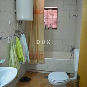 POLAČA, KAKMA - Prostrana kuća s tri stana u mirnom okruženju