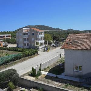 POLAČA, KAKMA - Prostrana kuća s tri stana u mirnom okruženju