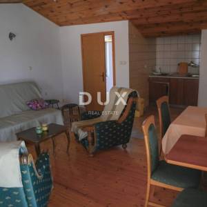 POLAČA, KAKMA - Prostrana kuća s tri stana u mirnom okruženju