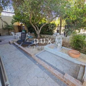 POLAČA, KAKMA - Prostrana kuća s tri stana u mirnom okruženju