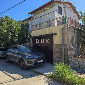 POLAČA, KAKMA - Prostrana kuća s tri stana u mirnom okruženju