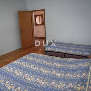 POLAČA, KAKMA - Prostrana kuća s tri stana u mirnom okruženju