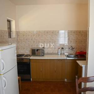 POLAČA, KAKMA - Prostrana kuća s tri stana u mirnom okruženju