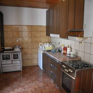 POLAČA, KAKMA - Prostrana kuća s tri stana u mirnom okruženju