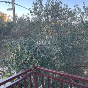 POLAČA, KAKMA - Prostrana kuća s tri stana u mirnom okruženju