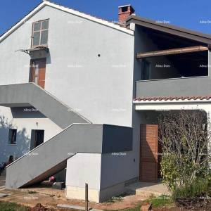 Poreč – prostrani stan u prizemlju s dvorištem