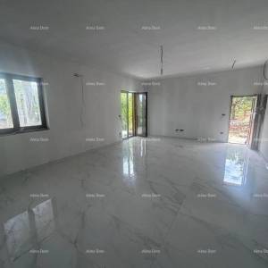 Poreč – prostrani stan u prizemlju s dvorištem