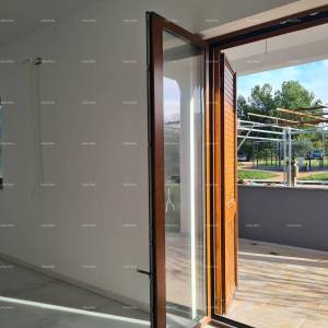 Poreč – prostrani stan u prizemlju s dvorištem