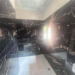 Poreč – prostrani stan u prizemlju s dvorištem