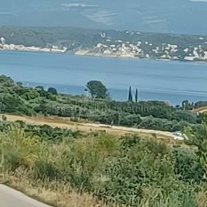 POSEDARJE-26125 m2 vinograd vrsne franc. sorte + kuća+ izg. do 600 m2 objekta