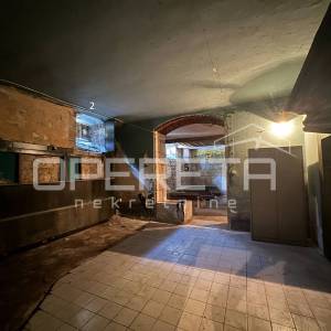 Poslovni prostor 141,50m za adaptaciju – strogi centar grada