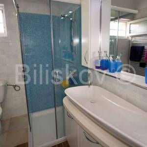 Povlja, dvojna kuća kamena