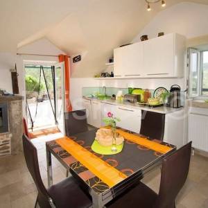 Povlja, dvojna kuća kamena