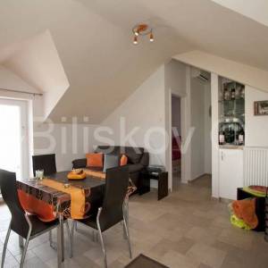 Povlja, dvojna kuća kamena