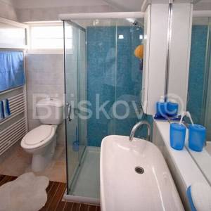 Povlja, dvojna kuća kamena