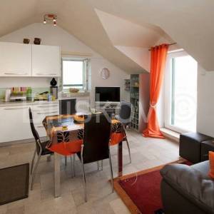 Povlja, dvojna kuća kamena