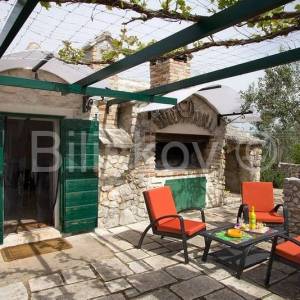 Povlja, dvojna kuća kamena