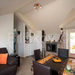 Povlja, dvojna kuća kamena