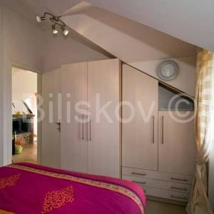 Povlja, dvojna kuća kamena